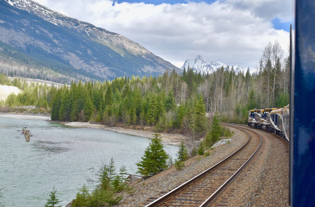 Rocky Mountaineer_River with train