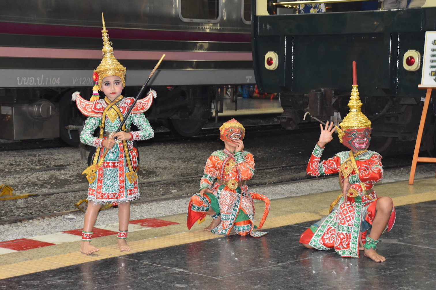 Eastern & Oriental Express welcome dancers girl