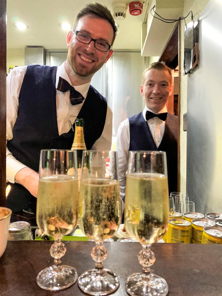 Bartenders serving drinks on the Scotland’s Classic Splendours journey