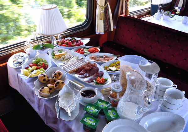 Buffet breakfast in one of the two dining cars. Guests also can order hot items from an a la carte menu. IRT Photo by Angela Walker